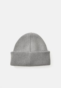 Bonnet en tricot gris avec une texture côtelée et un revers; matériau doux, couronne arrondie, sans logos ni embellissements visibles.