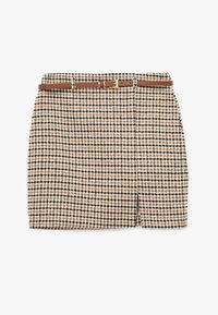 Mini nederdel med houndstooth mønster i beige, sort og brun med et brunt bælte med guldspænde og en slids i siden for ekstra detalje.