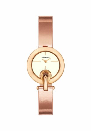 Reloj de oro rosa con una caja circular, correa delgada y una esfera minimalista de color beige claro; cuenta con un diseño de hebilla único y un logotipo sutil.