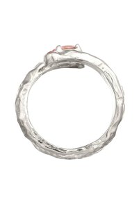 Silverring med en strukturerad, hamrad yta; har en klorformad inställning för en rosa ädelsten ovanpå. Cirkulär banddesign.