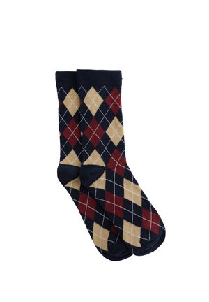 Coppia di calzini blu navy con motivo a rombi argyle rosso, beige e crema, distesi in piano.