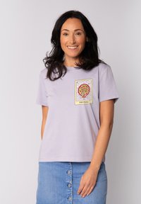 Lila Baumwoll-T-Shirt mit kurzen Ärmeln, das eine bunte Pizzagrafik und den Text "DIE PIZZA" in einem rechteckigen Design zeigt.