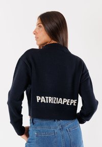Maglione corto color navy in tessuto a maglia, con scollo e polsini a coste, con "PATRIZIA PEPE" ricamato in bianco sul retro.