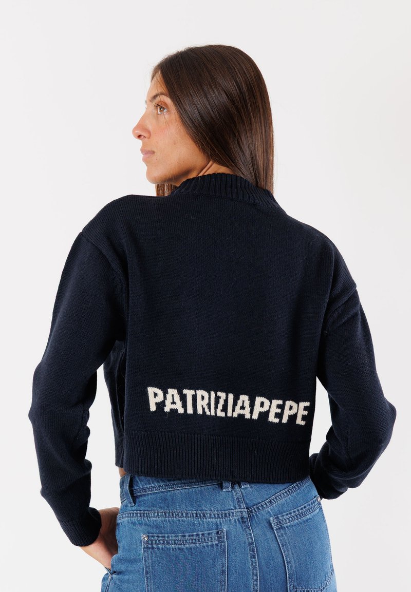 Maglione corto color navy in tessuto a maglia, con scollo e polsini a coste, con "PATRIZIA PEPE" ricamato in bianco sul retro.