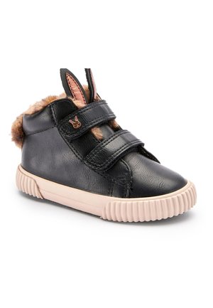 Zapatillas negras para niños con suela de goma beige, forro de peluche sintético, orejitas de conejo en la lengüeta y dos tiras de velcro, una de las cuales tiene un detalle de alfiler de conejo.