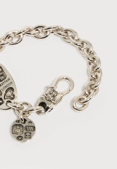 Ασημένιο βραχιόλι αλυσίδα με κούμπωμα-toggle και δύο χαραγμένα μενταγιόν, ένα οβάλ με την επιγραφή "Mayfair London" και ένα στρογγυλό με σύμβολα.