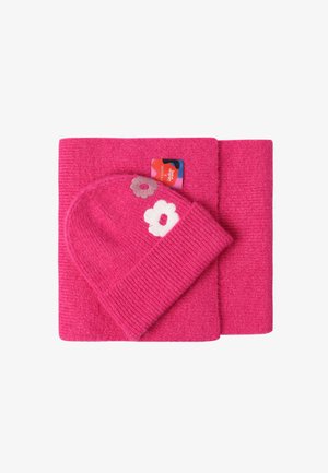 Vaaleanpunainen neulottu huivi ja siihen sopiva myssy, joissa on valkoista ja harmaata kukkakirjontaa. Pehmeä pinta, suorakulmainen huivi ja pyöreä myssymuoto.