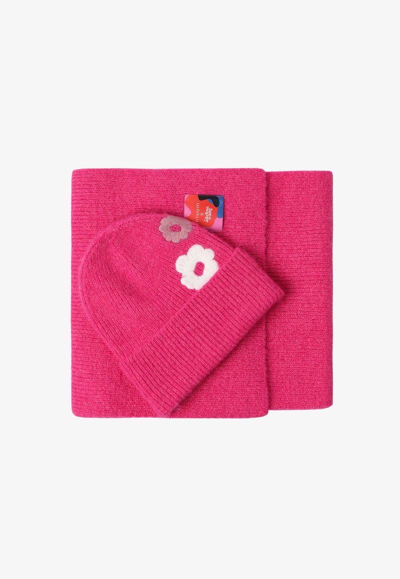 Fular tricotat roz și căciulă asortată, cu broderie florală în alb și gri. Textură moale, fular rectangular și formă rotundă pentru căciulă.