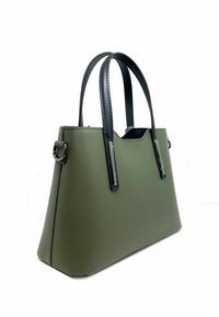 Olivgrön totebag i slätt material med svarta läderhandtag och silverfärgade detaljer, med en strukturerad form.