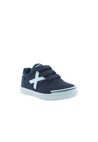 Zapatilla infantil de color azul marino con tres correas de velcro, diseño de X en blanco, textura perforada y suela blanca de goma con un acento a rayas.
