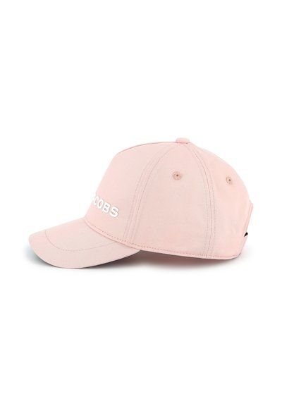 Roze baseballcap met een gebogen rand, gemaakt van stevige stof, met witte geborduurde tekst "JACOBS" aan de voorkant. Eenvoudig ontwerp met stikseldetails.