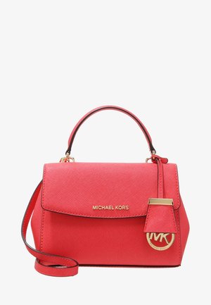 Sac à main rouge Michael Kors avec poignée supérieure, bandoulière amovible et breloque logo dorée sur le rabat avant.