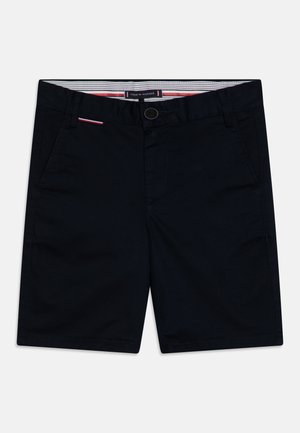 Schwarze Shorts aus Baumwolle mit Knopfverschluss, Seitentaschen und einem rot gestreiften Akzent am Bund.