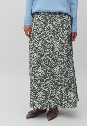 Maxi skirt in green with a white floral pattern, made from lightweight fabric. Paired with pointed-toe flats and a light blue sweater.