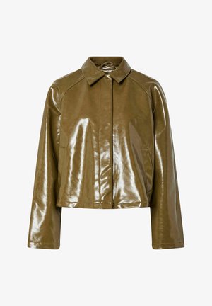 Blizgiai olivinės spalvos dirbtinės odos striukė su ilgomis rankovėmis, smailiu apykakle, paslėptu priekinio uždarymu ir šoninėmis kišenėmis.