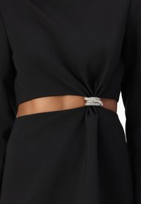 Malina SUTTON EMBELLISHED DETAIL CUT OUT MINI DRESS - Juhlamekko - black