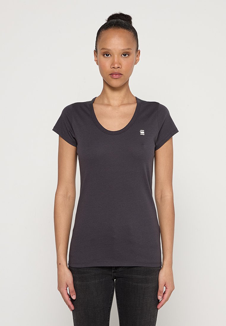 Szary t-shirt z krótkim rękawem, z dekoltem w serek i małym białym logo po lewej stronie. Wykonany z gładkiego, elastycznego materiału bawełnianego.