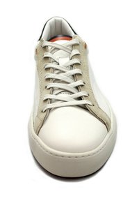 Sneaker bianco con accenti in camoscio, lacci piatti e suola in gomma testurizzata. Cuciture dettagliate lungo i bordi e design minimalista.