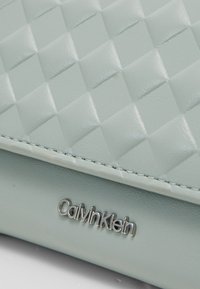 Calvin Klein MINI QUILT SMALL TRIFOLD - Portafoglio - pigeon