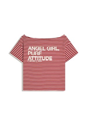 Rot-weiß gestreiftes Off-Shoulder-Oberteil mit dem Text "ANGEL GIRL PURE ATTITUDE" in fetten weißen Buchstaben auf der Vorderseite.
