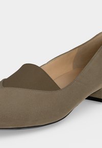 Chaussure femme taupe à petit talon en suédine douce avec un panneau en tissu élastique à l’avant pour un maintien sûr.