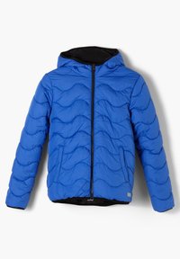 Blå pufferjakke med hætte, der har et bølget quiltet mønster, lynlås lukning fortil og sort indvendig foring. Blødt, isoleret materiale.