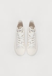 Sneaker bianco con finitura liscia, punta rotonda e suola in gomma. Presenta lacci bianchi e occhielli in bronzo discreti. Design minimalista.