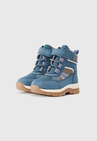 Botas de senderismo azules de ante con paneles de malla, cordones elásticos, correa ajustable y suelas de goma marrón. Diseñadas para la durabilidad y comodidad en exteriores.