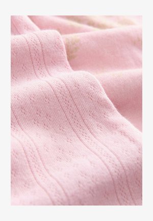 Mehka roza pletenina s nežnimi povišanimi črtami in cvetličnimi vzorci, ki prikazuje podrobno teksturo in nežne gube.