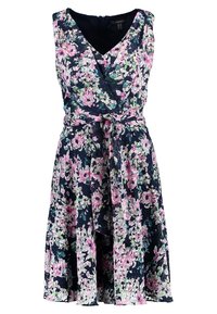 Blommig omslagklänning i marinblått med rosa och vita blommor. Ärmlös design med V-ringning, knyte i midjan och svajig kjol.