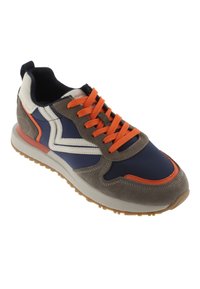 Sneakers con una parte superiore blu navy e grigia con accenti arancioni, materiali in suede e mesh, punta rotonda e lacci a contrasto.