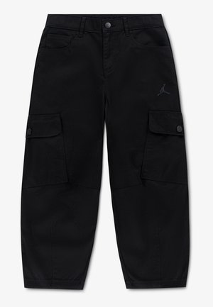 Pantalon cargo noir avec bouton et zip à l’avant, deux poches latérales et un petit logo brodé sur la cuisse droite.