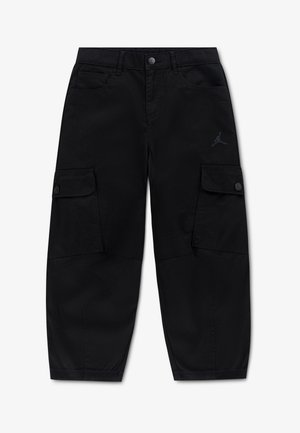 Pantalon cargo noir avec bouton et zip à l’avant, deux poches latérales et un petit logo brodé sur la cuisse droite.