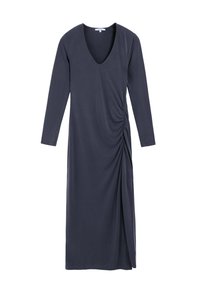 Vestido largo de color gris oscuro con escote en V, mangas largas, fruncido lateral y una apertura frontal. Tela suave y lisa con un diseño fluido.