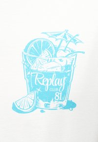 Μπλε γραφικό ενός ποτηριού κοκτέιλ με πάγο, φέτες λεμονιού, κεράσια, καλαμάκι και ομπρελίτσα, με ετικέτα "Replay Club 81".