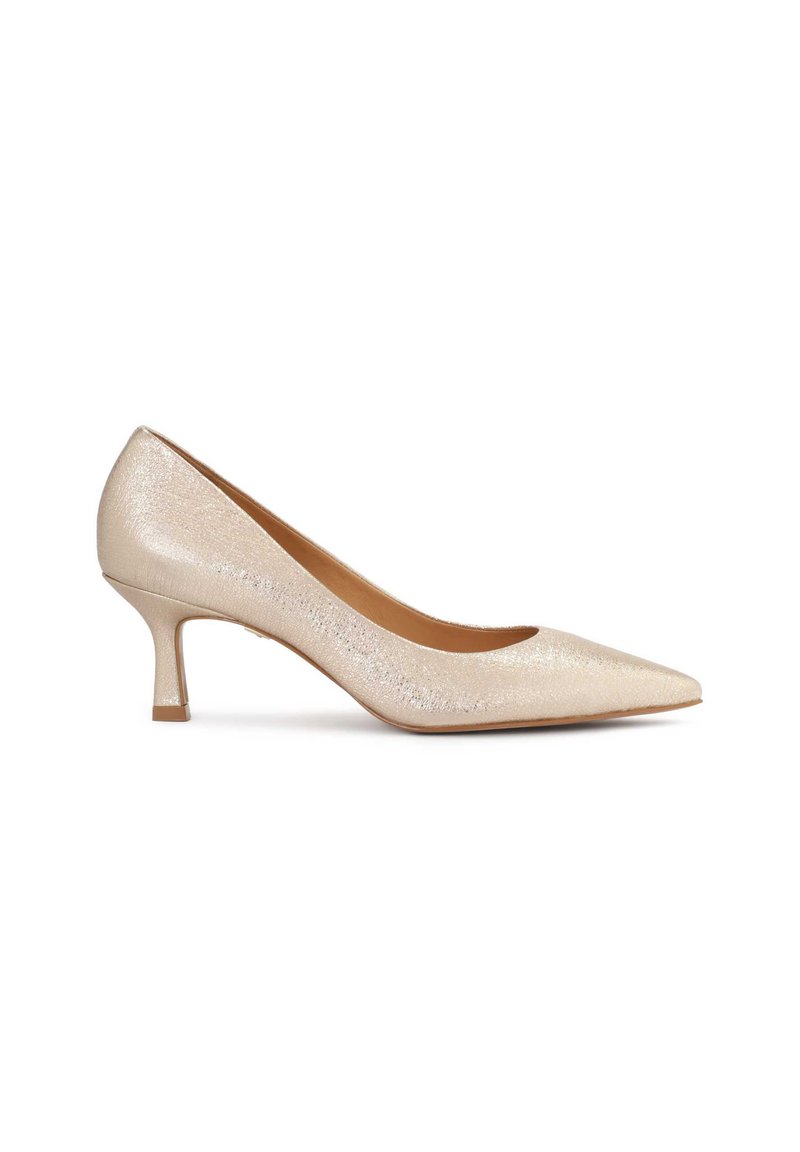 Beige metallinen teräväkärkinen korkokenkä matalalla, lohkare-korolla. Tasainen pinta hienolla kimalluksella ja klassinen muotoilu monikäyttöisyyteen.