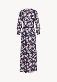 Granatowa sukienka maxi z długim rękawem, z dopasowanym stanem i zwiewną spódnicą. Całość ozdobiona różowym i białym wzorem kwiatowym.