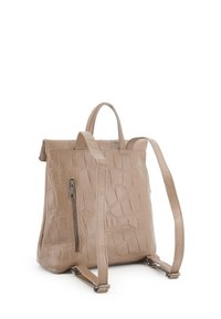 Beige faux læder rygsæk med krokodillemønster, der har et topskæfte, justerbare stropper og en sidelomme med lynlås.