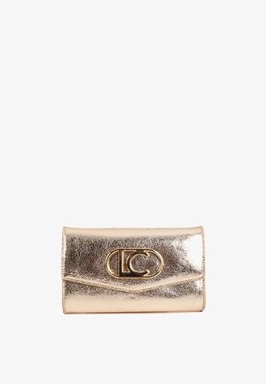 Goldfarbenes Lederportemonnaie mit metallischem Glanz und strukturierter Oberfläche, versehen mit einem auffälligen goldfarbenen Logoverschluss. Kompakte rechteckige Form mit Klappverschluss.