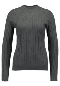 Pull en maille côtelée gris avec un col rond, des manches longues et une coupe ajustée. La texture présente des côtes verticales et un motif subtil.