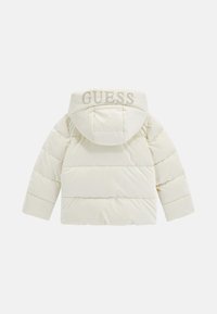 Off-white gepolsterte Winterjacke mit langen Ärmeln und Kapuze, "GUESS"-Logo auf der oberen Rückseite der Kapuze gedruckt.
