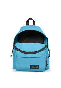 Sac à dos en tissu bleu avec un dessus arrondi, fermeture éclair, bretelles réglables et une poche avant. Il dispose d'un intérieur noir et d'un patch de logo.