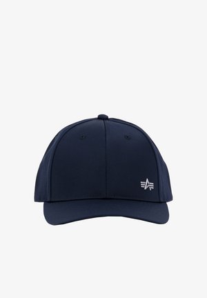 Tamna plava bejzbol kapa od tkanine, s okruglom krunom, zakrivljenim vizorom i metalnim logom kao akcentom na prednjoj lijevoj strani.