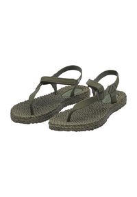 Groene geweven sandalen hebben dikke zolen, een teenpostontwerp, verstelbare enkelriemen en gestructureerde oppervlakken voor grip.
