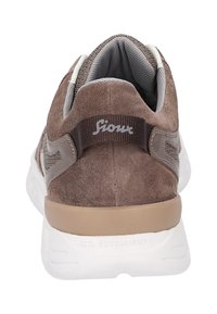 Braune Wildleder-Sneaker mit weißer Sohle, grauen Akzenten und einem markierten Rücken. Verfügt über einen gepolsterten Schaft und ein strukturiertes Innenfutter für Komfort.
