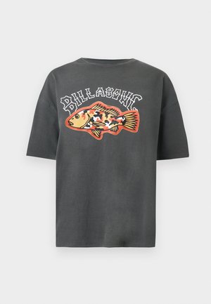 Σκούρο γκρι κοντομάνικο T-shirt με γραφικό ενός ψαριού σε πολύχρωμο καμουφλάζ και τη λέξη "Billabong" σε στυλιζαρισμένα λευκά γράμματα επάνω του.