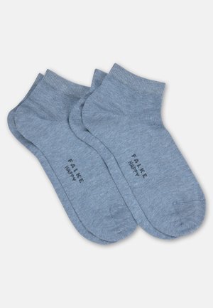 Dwie pary jasnoniebieskich skarpetek do kostek z prążkowanymi ściągaczami oraz napisem „FALKE HAPPY” w czerni na podeszwie, ułożone płasko na białym tle.