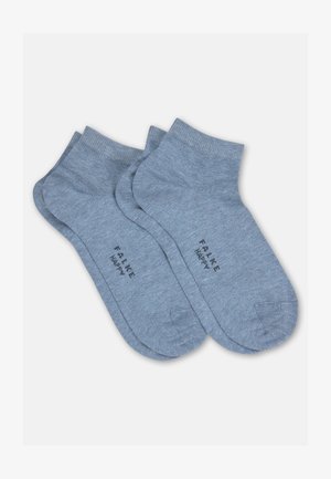 Twee paar lichtblauwe enkelsokken met geribbelde boorden en de tekst "FALKE HAPPY" in het zwart op de zool, plat neergelegd tegen een witte achtergrond.