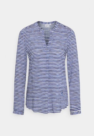 Chemise à manches longues rayée bleu et blanc, avec un col en V, une coupe décontractée et des poignets rayés contrastants pour plus de détails. Texture de tissu douce.