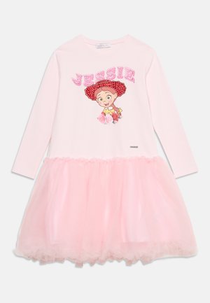 Robe rose à manches longues pour fille avec jupe en tulle, mettant en scène le personnage Jessie portant un chapeau rouge et des détails floraux roses sur la poitrine.